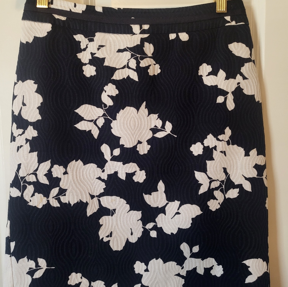Talbots pencil skirt Navy blue white floral print size 2P